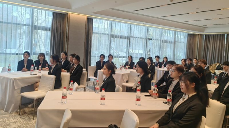 民宿楼梯扶手铁艺和玻璃哪个好